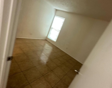 2684 N 43rd Avenue - Photo Thumbnail 5