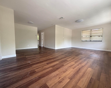 4165 Nw 114th Terrace - Photo Thumbnail 4