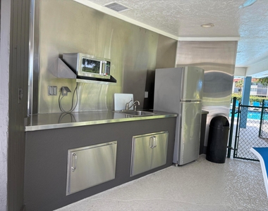 700 S Hollybrook Drive - Photo Thumbnail 9