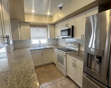 641 W 9th Street - Photo Thumbnail 4