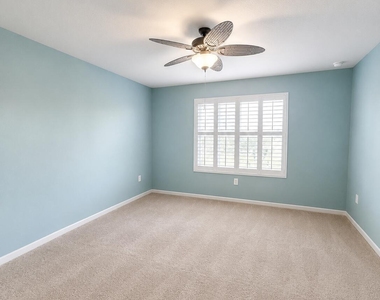 812 Persimmon Place - Photo Thumbnail 4
