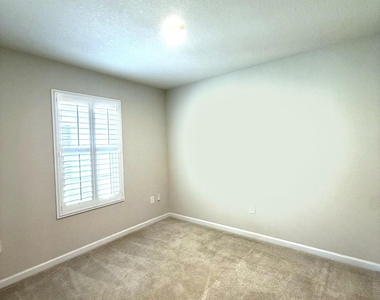 812 Persimmon Place - Photo Thumbnail 8