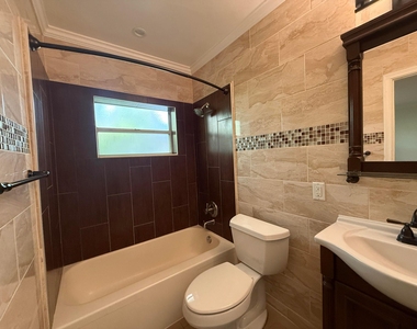 1640 Ne 4th Place - Photo Thumbnail 2