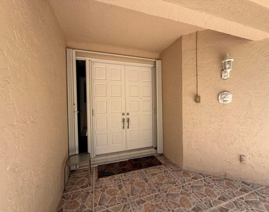 225 N Lakeshore Drive - Photo Thumbnail 7
