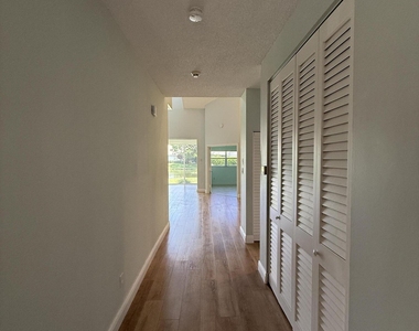 225 N Lakeshore Drive - Photo Thumbnail 9