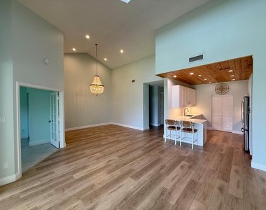 225 N Lakeshore Drive - Photo Thumbnail 11
