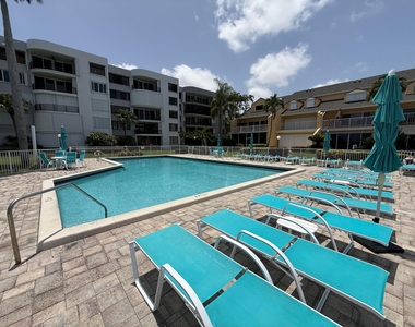 225 N Lakeshore Drive - Photo Thumbnail 82