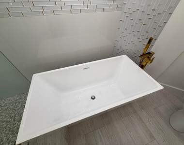 225 N Lakeshore Drive - Photo Thumbnail 23