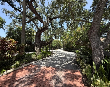 225 N Lakeshore Drive - Photo Thumbnail 63