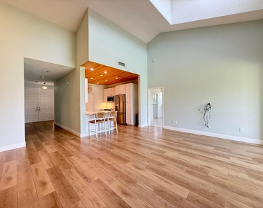 225 N Lakeshore Drive - Photo Thumbnail 32