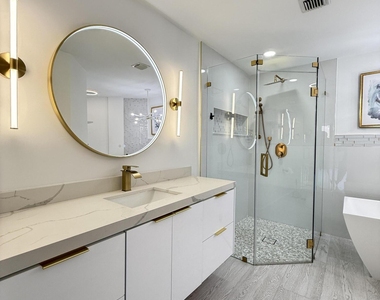 225 N Lakeshore Drive - Photo Thumbnail 18