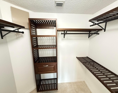 225 N Lakeshore Drive - Photo Thumbnail 25