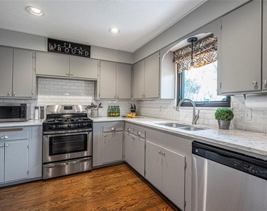 812 East Drive - Photo Thumbnail 14