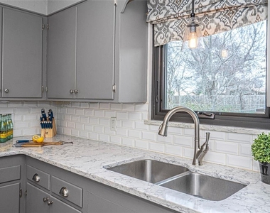 812 East Drive - Photo Thumbnail 13