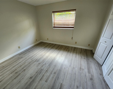 2607 Ne 8th Avenue - Photo Thumbnail 7