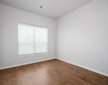 800 Firefork Avenue - Photo Thumbnail 3