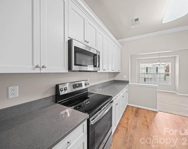 1526 Royal Auburn Avenue - Photo Thumbnail 9