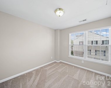 1526 Royal Auburn Avenue - Photo Thumbnail 21