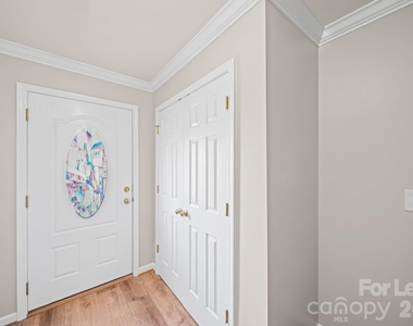 1526 Royal Auburn Avenue - Photo Thumbnail 5
