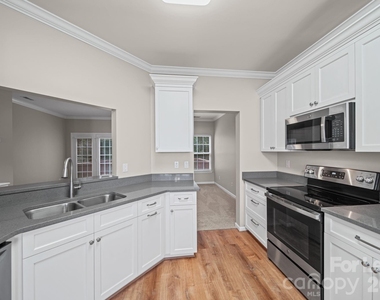 1526 Royal Auburn Avenue - Photo Thumbnail 11