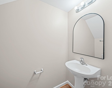 1526 Royal Auburn Avenue - Photo Thumbnail 29