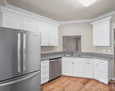 1526 Royal Auburn Avenue - Photo Thumbnail 10