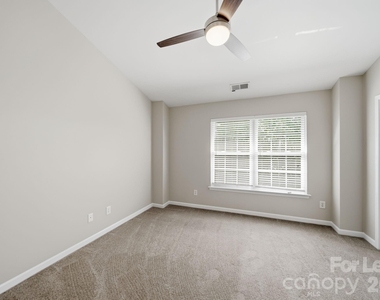 1526 Royal Auburn Avenue - Photo Thumbnail 16