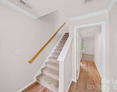 1526 Royal Auburn Avenue - Photo Thumbnail 4