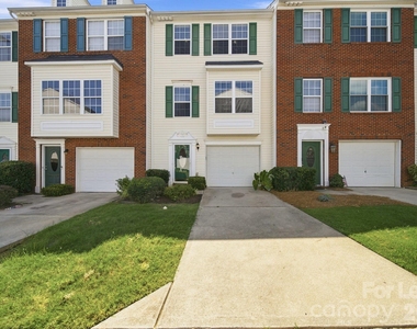 1526 Royal Auburn Avenue - Photo Thumbnail 3