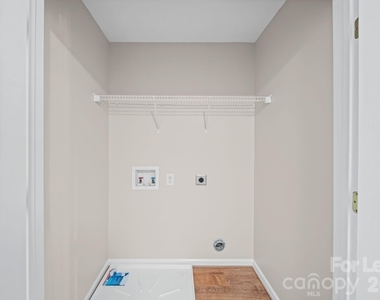 1526 Royal Auburn Avenue - Photo Thumbnail 26