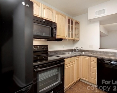 951 Hollywood Street - Photo Thumbnail 5