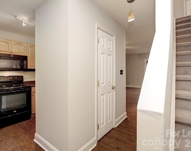 951 Hollywood Street - Photo Thumbnail 3