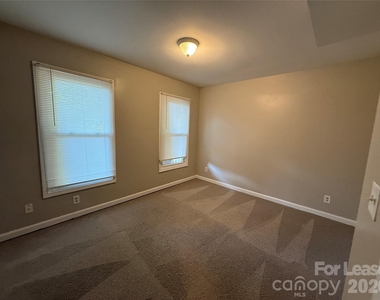310 W Catawba Avenue - Photo Thumbnail 6