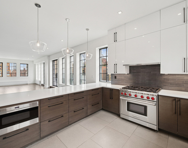 East 80th Street - Photo Thumbnail 1