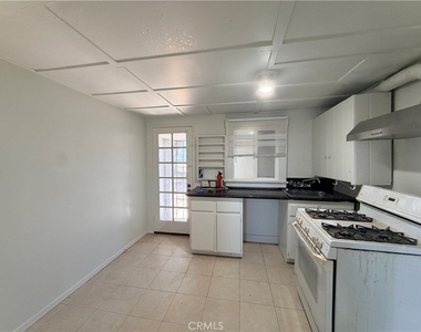 811 E Wells - Photo Thumbnail 3
