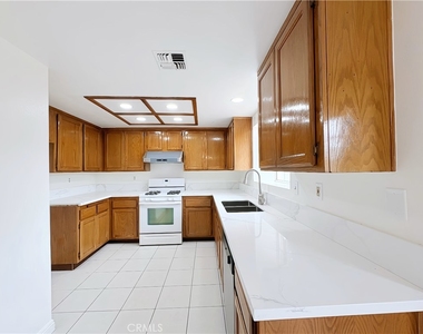 877 S Greenwood - Photo Thumbnail 2