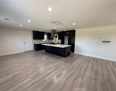 231 W 5th Street - Photo Thumbnail 15