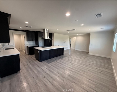 231 W 5th Street - Photo Thumbnail 16
