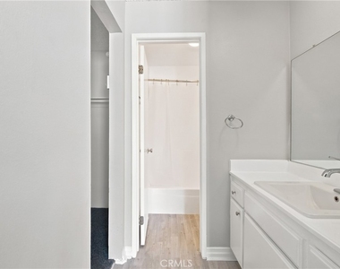 15425 Sherman Way - Photo Thumbnail 11