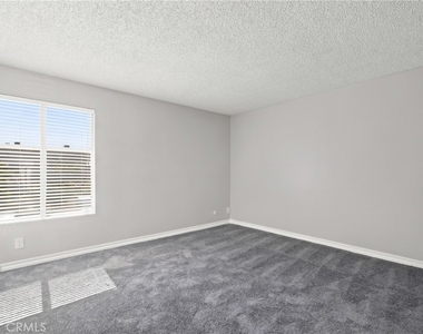 15425 Sherman Way - Photo Thumbnail 9