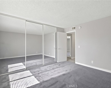 15425 Sherman Way - Photo Thumbnail 16