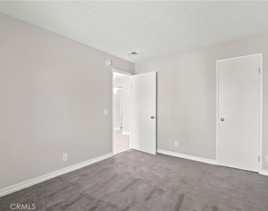15425 Sherman Way - Photo Thumbnail 12