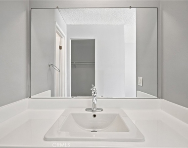 15425 Sherman Way - Photo Thumbnail 10