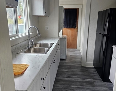 612 W 45th St - Photo Thumbnail 9