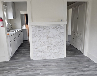 612 W 45th St - Photo Thumbnail 6