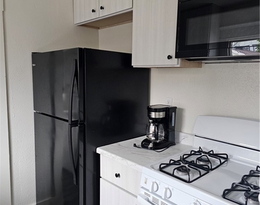 612 W 45th St - Photo Thumbnail 10