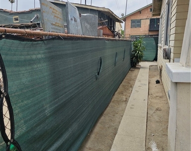 612 W 45th St - Photo Thumbnail 2