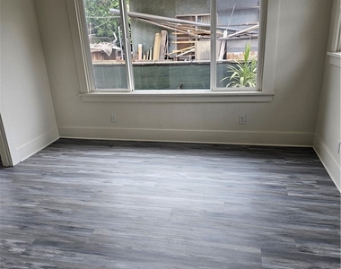 612 W 45th St - Photo Thumbnail 4