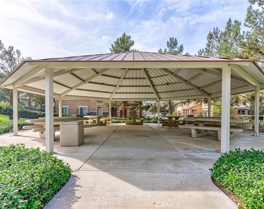 3285 Ledgewood Cir - Photo Thumbnail 3