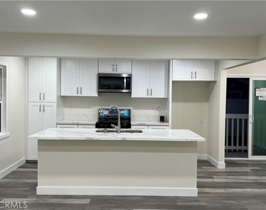 600 W Wilshire - Photo Thumbnail 4